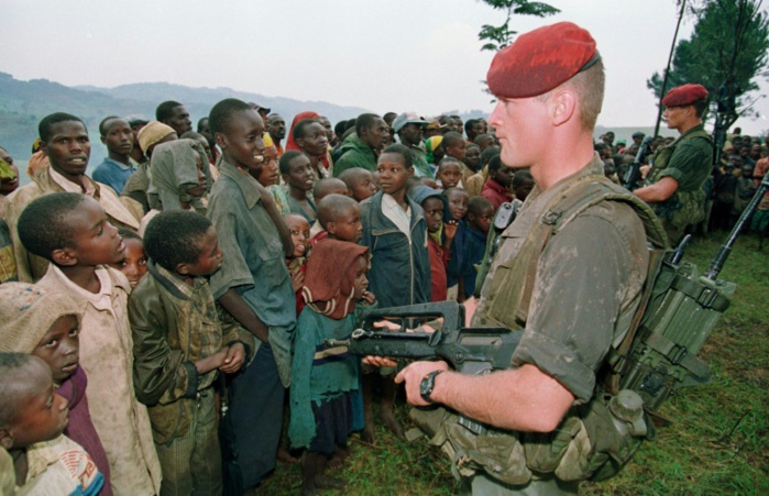 Des soldats français au camp de réfugiés tutsi, le 30 avril 1994 à Nyarushishi, au Rwanda. Pascal GUYOT / AFP