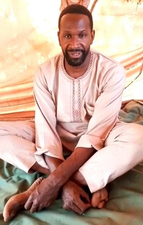 Image extraite d'une vidéo non datée à la provenance indéterminée circulant sur les réseaux sociaux le 5 mai 2021, montrant le journaliste français Olivier Dubois qui dit avoir été enlevé début avril par un groupe jihadiste affilié à Al-Qaïda. - / social media Image extraite d'une vidéo non datée à la provenance indéterminée circulant sur les réseaux sociaux le 5 mai 2021, montrant le journaliste français Olivier Dubois qui dit avoir été enlevé début avril par un groupe jihadiste affilié à Al-Qaïda. - / social media