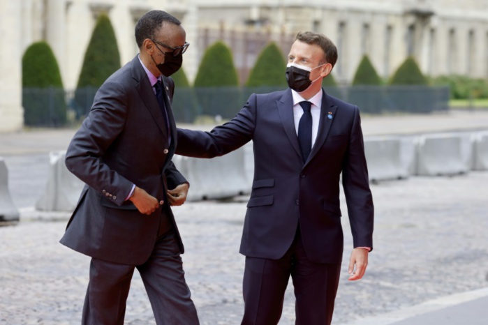 Les présidents français Emmanuel Macron (d) et rwandais Paul Kagame à Paris, le 17 mai 2021. Ludovic MARIN / AFP