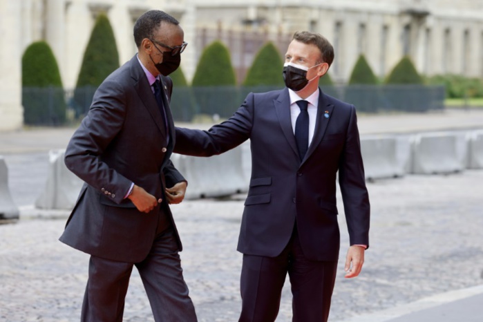 Les présidents français Emmanuel Macron (d) et rwandais Paul Kagame à Paris, le 17 mai 2021. Ludovic MARIN / AFP Les présidents français Emmanuel Macron (d) et rwandais Paul Kagame à Paris, le 17 mai 2021. Ludovic MARIN / AFP