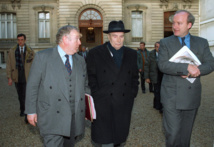 Hubert Védrine, à droite, sous la présidence Mitterrand. © AFP