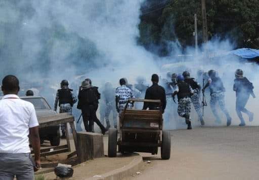 Des éléments des forces de l'ordre empêchant des citoyens de converger vers l'aéroport FHB avec du gaz lacrymogène Des éléments des forces de l'ordre empêchant des citoyens de converger vers l'aéroport FHB avec du gaz lacrymogène