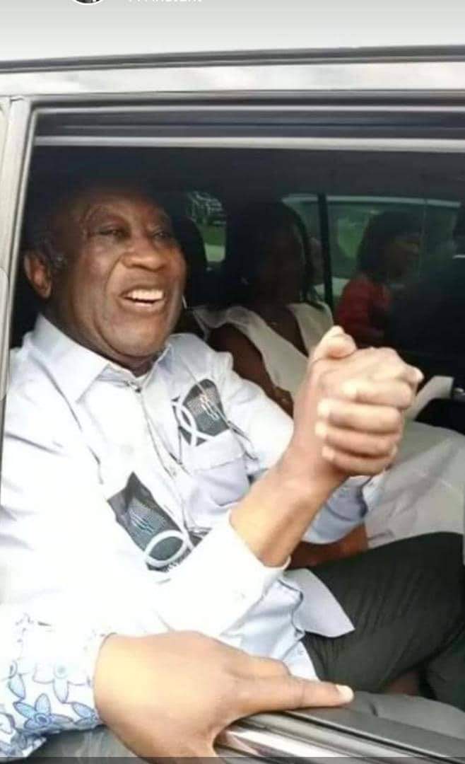 Laurent Gbagbo saluant les invités venus l'accueillir Laurent Gbagbo saluant les invités venus l'accueillir