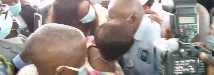 L'accolade de Simone à Laurent L'accolade de Simone à Laurent