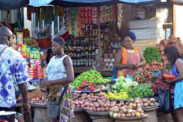 Denrée alimentaire sur le marché d'Akouédo