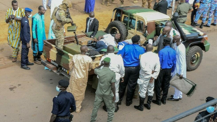 Des membres des forces de sécurité arrêtent l'un des suspects dans la tentative d'assassinat du colonel Goïta, le 20 juillet 2021. AFP - EMMANUEL DAOU Des membres des forces de sécurité arrêtent l'un des suspects dans la tentative d'assassinat du colonel Goïta, le 20 juillet 2021. AFP - EMMANUEL DAOU