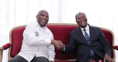 La poignée de main fraternelle et amicale entre Alassane et Gbagbo ce 27 juillet 2021