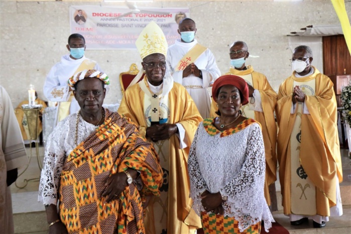 Le couple Akossi Bendjo et le Cardinal Kutwa à la paroisse St Vincent de Paul d'Abobo-Doumé Le couple Akossi Bendjo et le Cardinal Kutwa à la paroisse St Vincent de Paul d'Abobo-Doumé