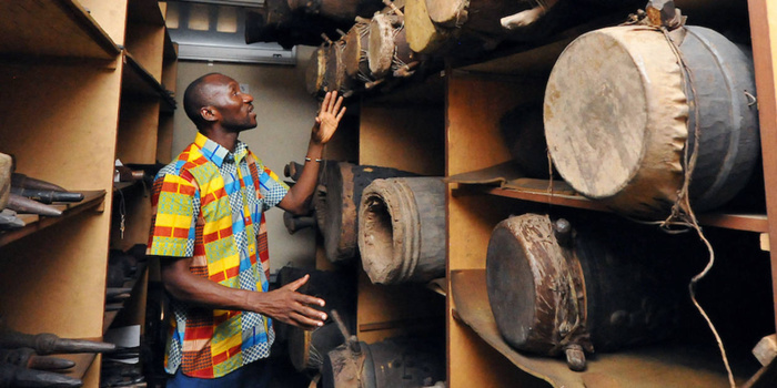 Le tam tam parleur du peuple atchan restitué par la France Le tam tam parleur du peuple atchan restitué par la France