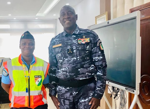 Le sergent de Police Koman Marie Josée de la BCR reçue en héro par le directeur de la police nationale