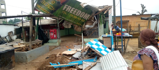 Dabou/ Un camion à contener termine sa course dans un maquis et fait des blessés graves. Dabou/ Un camion à contener termine sa course dans un maquis et fait des blessés graves.