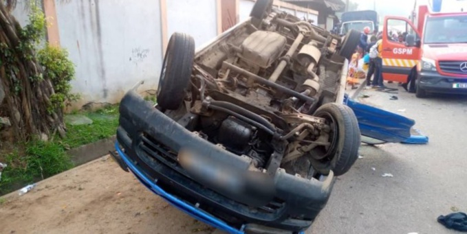 Un minicar de transport renverse ses passagers Un minicar de transport renverse ses passagers