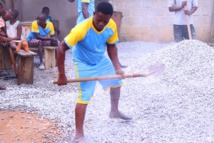 Jeune de Locodjro en plein travail manuel