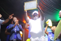 . Touré Moussa recevant sa distinction lors de la soirée de gala . Touré Moussa recevant sa distinction lors de la soirée de gala