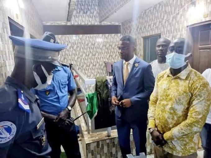 Les policiers et quelques membres Les policiers et quelques membres