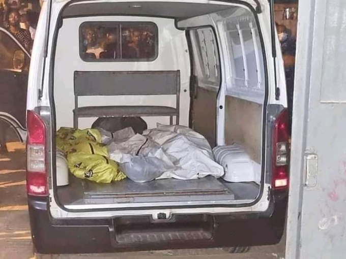 Le véhicule des pompes funèbres transportant les corps des victimes. Le véhicule des pompes funèbres transportant les corps des victimes.