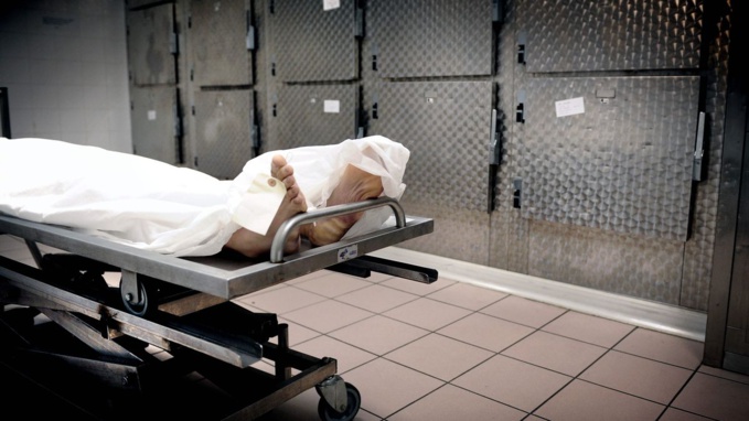 Un cadavre se réveille Un cadavre se réveille