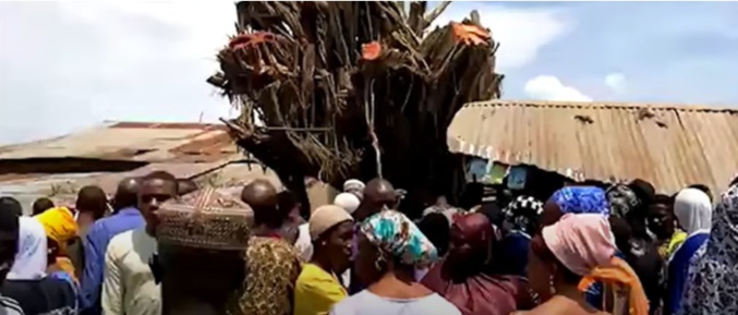 Une foule sur le lieu d'un crime Une foule sur le lieu d'un crime