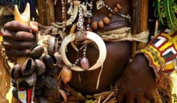 Ph/DR:Un sorcier dont le corps est bardé d'amulettes Ph/DR:Un sorcier dont le corps est bardé d'amulettes
