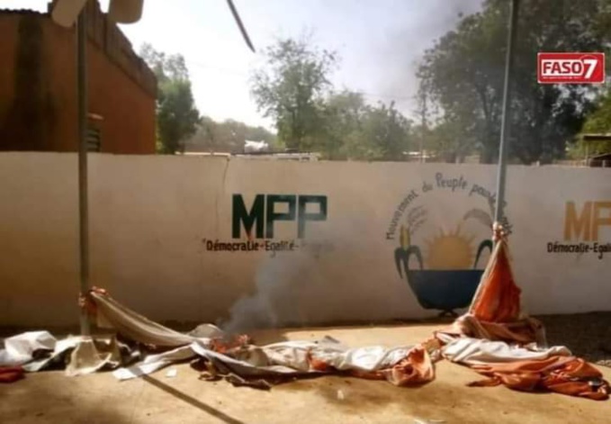 Kaya, symbole de la résistance contre l’armée Française, défie le pouvoir de Rock Kaboré Kaya, symbole de la résistance contre l’armée Française, défie le pouvoir de Rock Kaboré