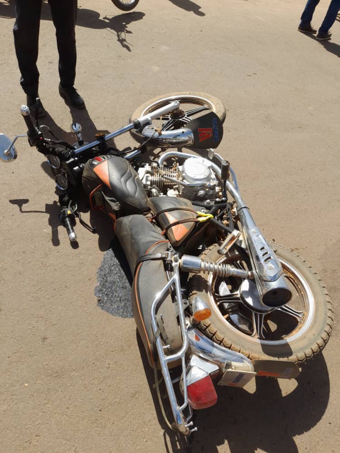 Avec la moto de son ami, il percute violemment un bulldozer et se blesse grièvement Avec la moto de son ami, il percute violemment un bulldozer et se blesse grièvement