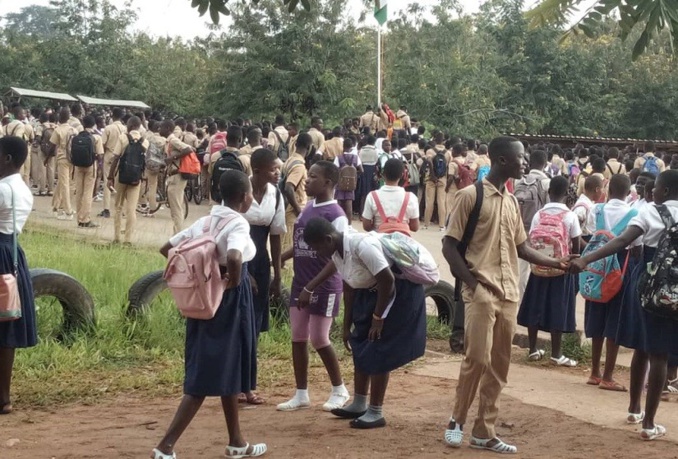 Ph:DR Les élèves dans la cours de l'école