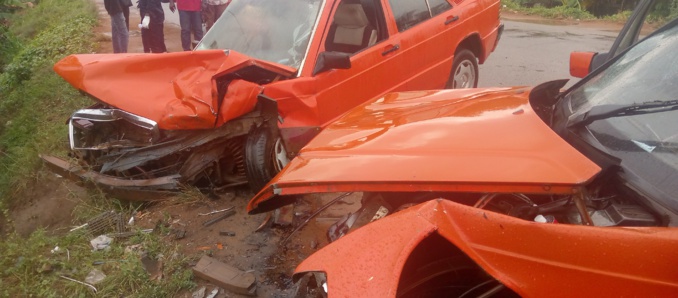 Voulant éviter un nid de poule, un taxi projette un autre dans le décor. Quatre blessés graves Voulant éviter un nid de poule, un taxi projette un autre dans le décor. Quatre blessés graves
