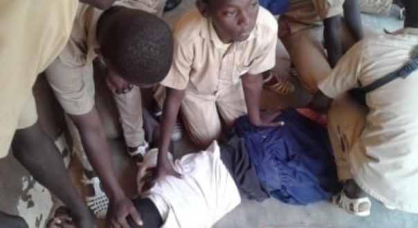 Ph:DR   Une fille plongée dans un état de transe Ph:DR   Une fille plongée dans un état de transe
