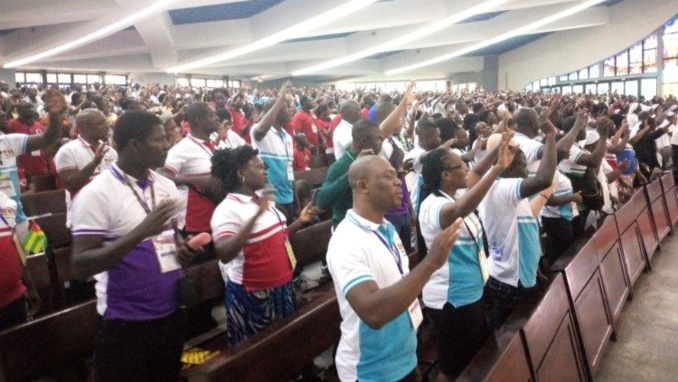 Ph:DR Bagarre dans une église Ph:DR Bagarre dans une église