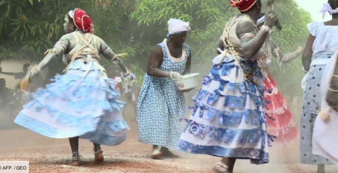 Ph:DR   Un groupe de femme dansent mystérieusement Ph:DR   Un groupe de femme dansent mystérieusement