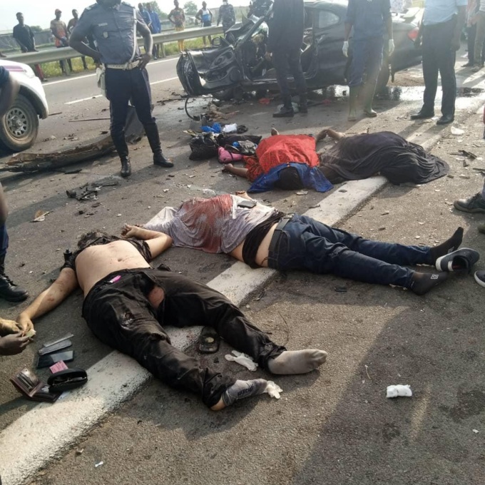 Axe Abidjan-Bassam/ Terrible accident de la circulation. Des morts et des morts. Axe Abidjan-Bassam/ Terrible accident de la circulation. Des morts et des morts.