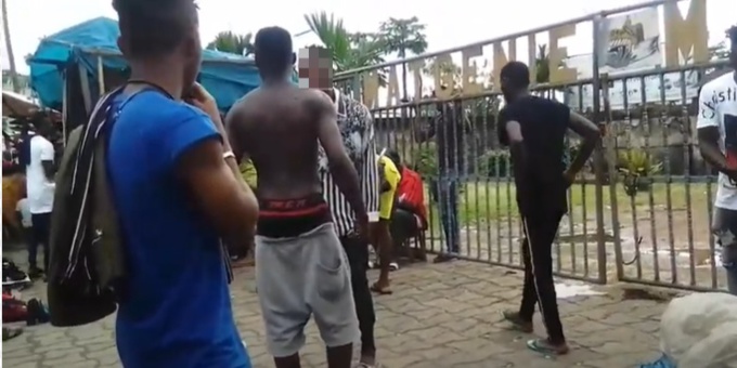 Ph:DR Un groupe de jeune en colère Ph:DR Un groupe de jeune en colère