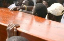 Ph:DR Une foule curieux de savoir ce qui se passe Ph:DR Une foule curieux de savoir ce qui se passe