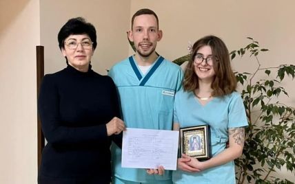 Sous le feu des bombardements Russes, une infirmière et un volontaire se marient à  Kiev Sous le feu des bombardements Russes, une infirmière et un volontaire se marient à  Kiev