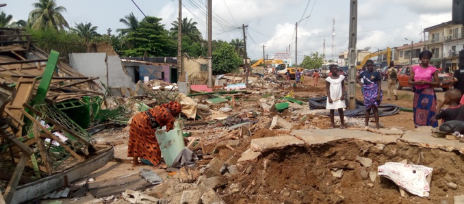 Déguerpissement à Dabou/ Plusieurs magasins démolis. Scènes de pillages et de résistance, la police fortement déployée. Déguerpissement à Dabou/ Plusieurs magasins démolis. Scènes de pillages et de résistance, la police fortement déployée.