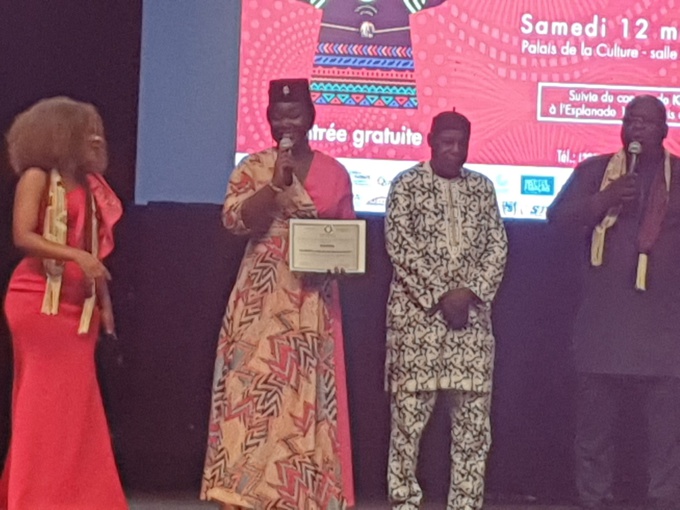 Prissy la Dégameuse recevant son prix t Prissy la Dégameuse recevant son prix t