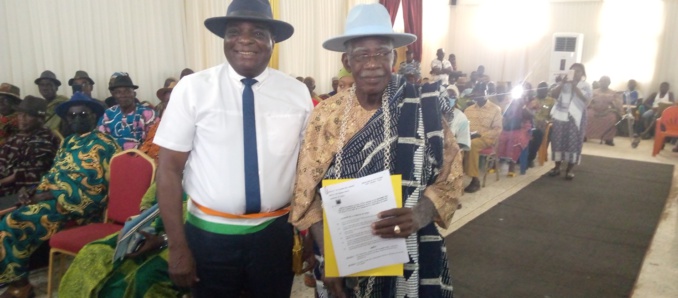 Un chef succède au trône après 50 ans de palabres Un chef succède au trône après 50 ans de palabres