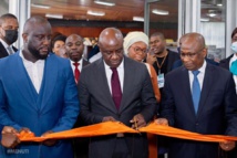 Le ministre Roger Edom coupant le ruban a la cérémonie d'ouverture du SIFD Le ministre Roger Edom coupant le ruban a la cérémonie d'ouverture du SIFD