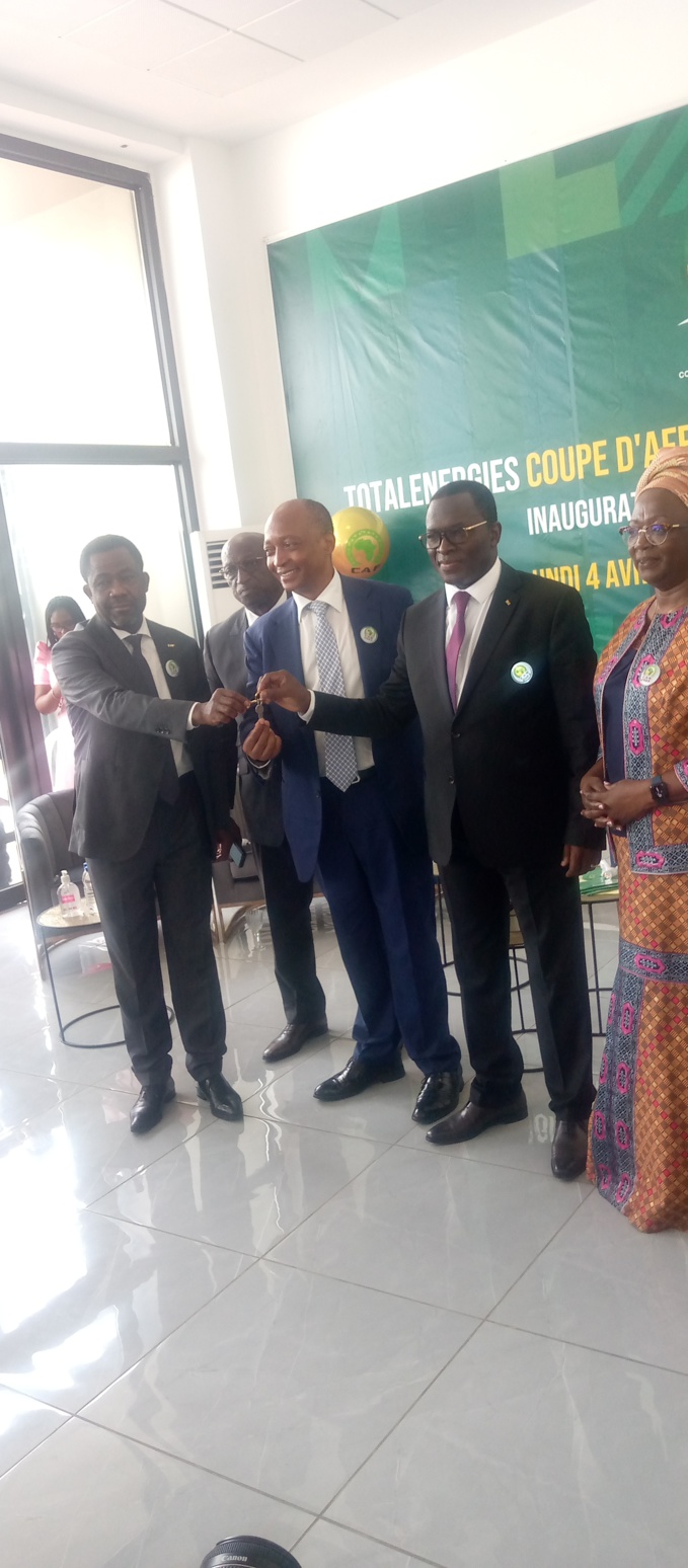 Can 2023/Le ministre Danho Paulin remet les clés du bureau satellite de la CAF à Patrice Montsépé. Can 2023/Le ministre Danho Paulin remet les clés du bureau satellite de la CAF à Patrice Montsépé.