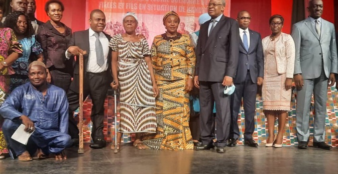 Photo AIP -CI :Les autorités, le président de la FAHCI et les handicapés lors de la journée internationale lundi 4 avril 2022 Photo AIP -CI :Les autorités, le président de la FAHCI et les handicapés lors de la journée internationale lundi 4 avril 2022