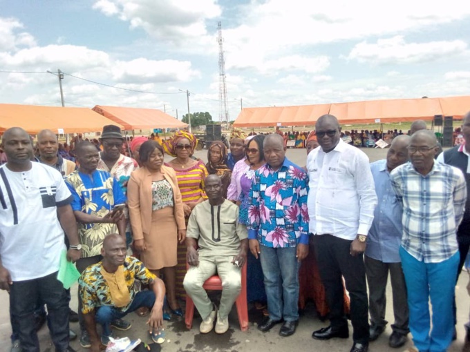 Traoré Yakaigue(assis), le nouveau délégué de l'oia-riz de Zuénoula a reçu les encouragements du parrain ( en blanc) Traoré Yakaigue(assis), le nouveau délégué de l'oia-riz de Zuénoula a reçu les encouragements du parrain ( en blanc)