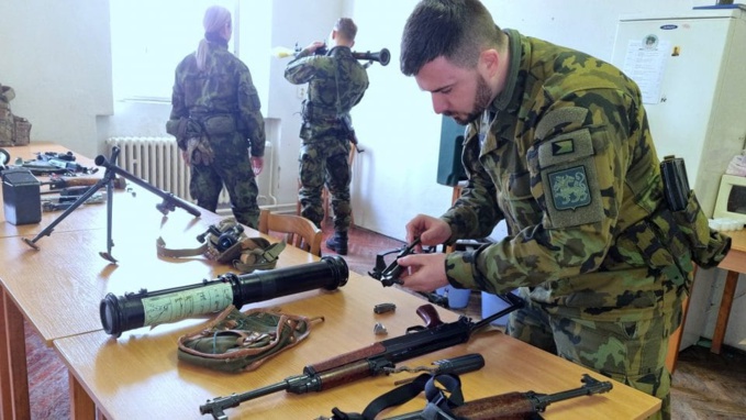 Conflit en Ukraine : le président Tchèque donne son feu vert au départ d’une centaine de volontaires pour soutenir les résistants Ukrainiens Conflit en Ukraine : le président Tchèque donne son feu vert au départ d’une centaine de volontaires pour soutenir les résistants Ukrainiens