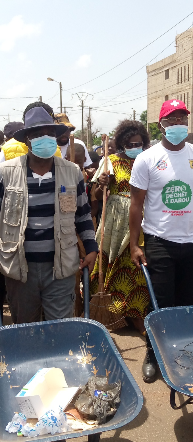 Le maire de Dabou et l'artiste Abou Nidal ont donné un bel exemple de lutte contre les déchets Le maire de Dabou et l'artiste Abou Nidal ont donné un bel exemple de lutte contre les déchets