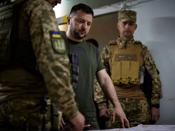 Près de Sieverodonetsk, Zelensky débarque et remonte le moral à ses troupes Près de Sieverodonetsk, Zelensky débarque et remonte le moral à ses troupes