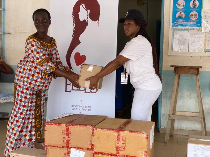Mme Dominique Djè Bi Djè de l'Ong Pour Elles remettant un lot à une mère d'Agboville Mme Dominique Djè Bi Djè de l'Ong Pour Elles remettant un lot à une mère d'Agboville
