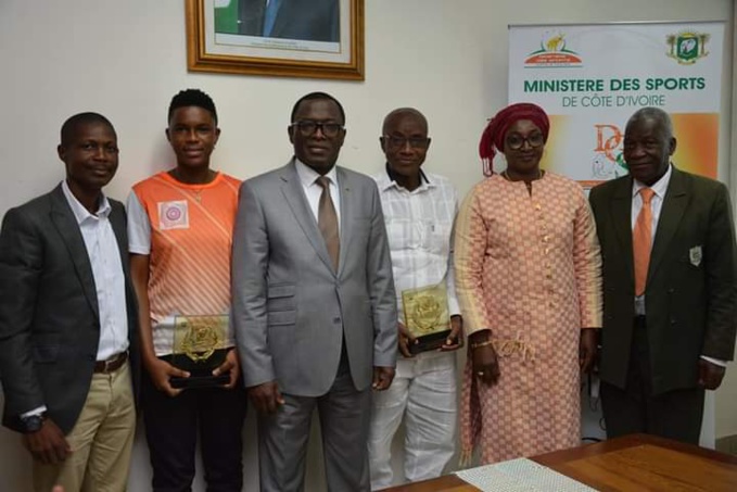 Le ministre Danho Paulin Claude des sports a remis les prix d'excellence aux athlètes