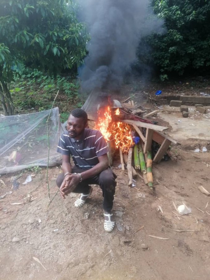 Diomandé Kélifa assisté à la destruction de son fumoir Diomandé Kélifa assisté à la destruction de son fumoir