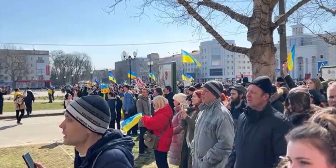 Les patriotes Ukrainiens se lèvent à Kherson : Un collabo des Russes assassiné