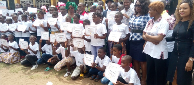 Bingerville/ L'entreprise Ibagim distribue des équipements, des kits, des bourses d'études et annonce une cantine et une maternelle à Elokaté Bingerville/ L'entreprise Ibagim distribue des équipements, des kits, des bourses d'études et annonce une cantine et une maternelle à Elokaté