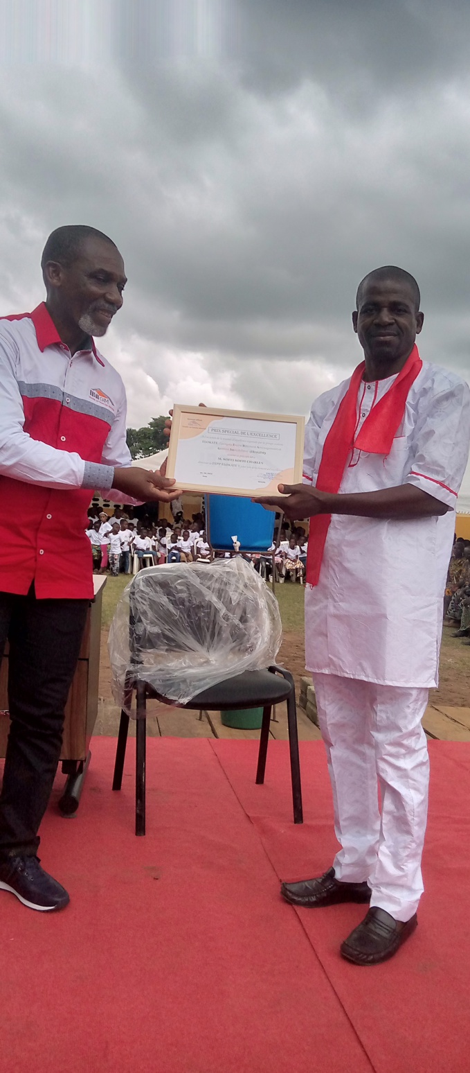 Bingerville/ L'entreprise Ibagim distribue des équipements, des kits, des bourses d'études et annonce une cantine et une maternelle à Elokaté Bingerville/ L'entreprise Ibagim distribue des équipements, des kits, des bourses d'études et annonce une cantine et une maternelle à Elokaté